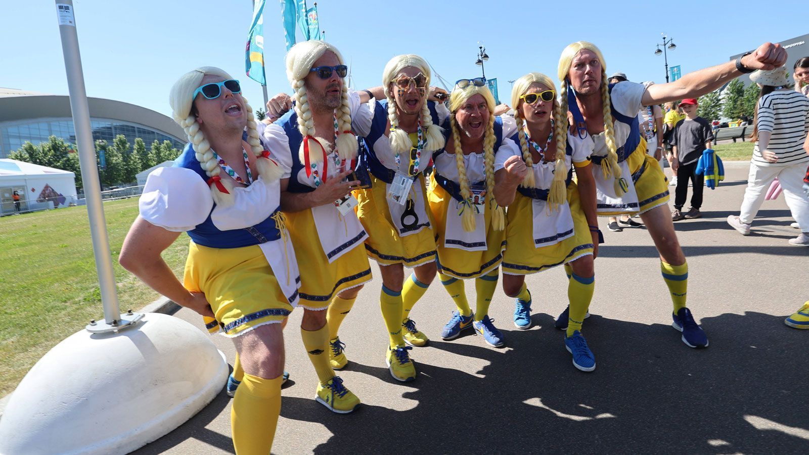 
                <strong>Schwedische Fans übernahmen in Sankt Petersburg</strong><br>
                Die Outfits dieser schwedischen Fans waren zweifelsfrei elitär. Doch am Ende konnten sie die Mannschaft so zu einem 1:0-Sieg pushen.
              