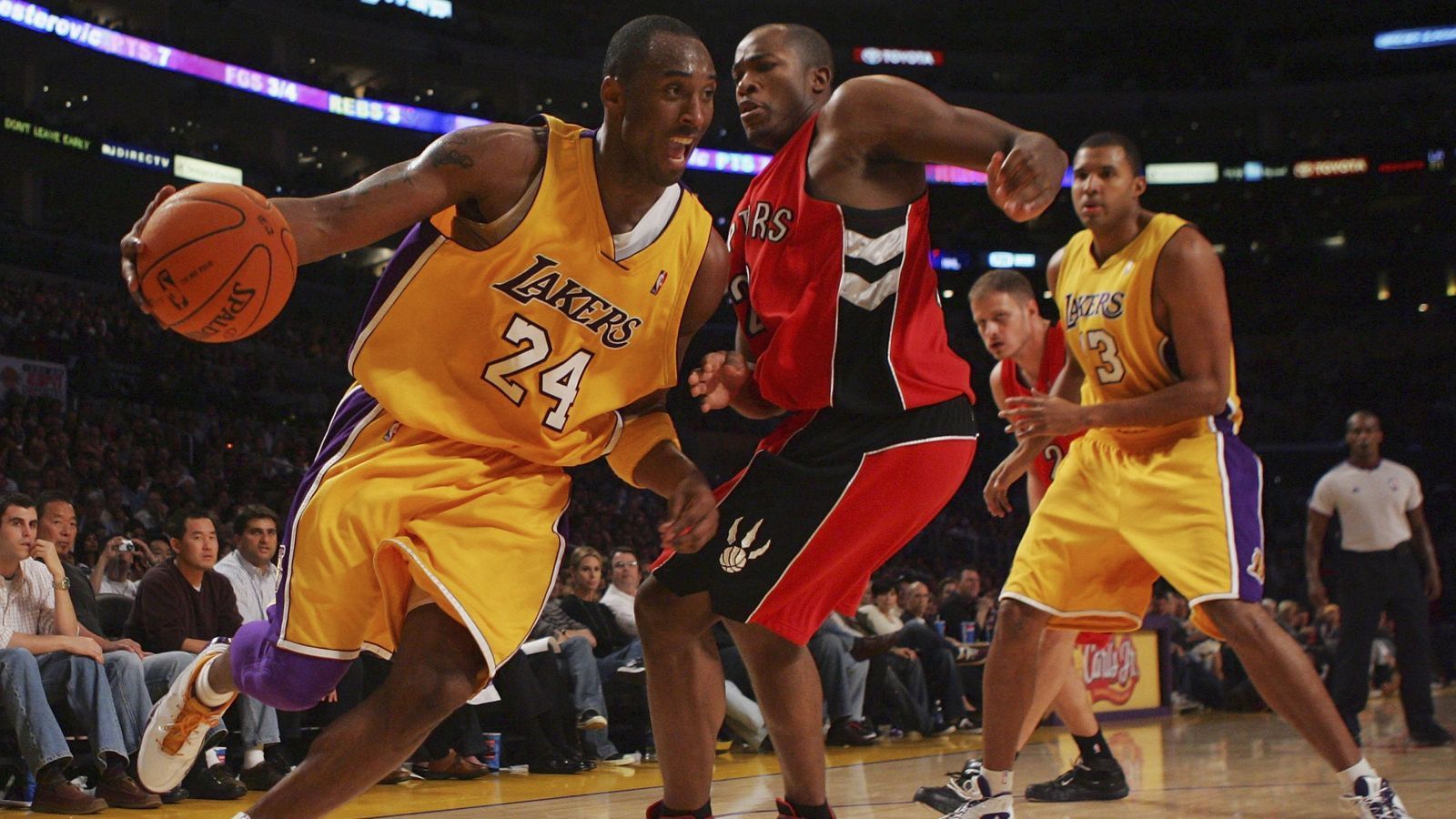 
                <strong>81-Punkte-Spiel gegen die Raptors</strong><br>
                Gegen die Toronto Raptors erzielte Bryant am 22. Januar 2006 81 Punkte - die zweithöchste Punktzahl der NBA-Geschichte und die höchste seit der Einführung der Drei-Punkte-Linie.
              