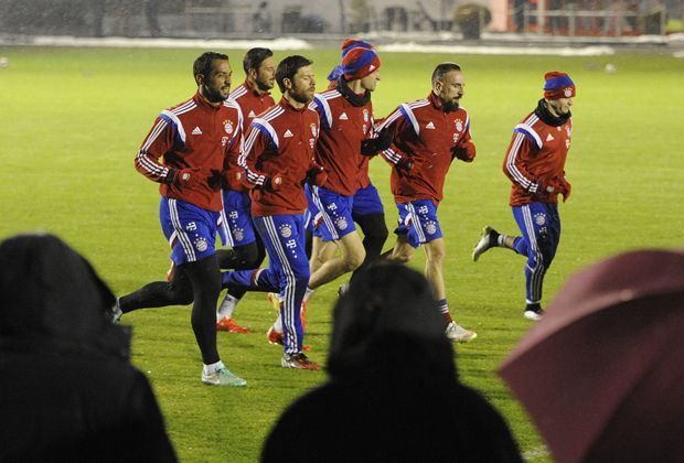 
                <strong>Erst Schnee, dann Sonne</strong><br>
                Nach rund 50 Minuten heißt es dann noch Laufen und Auslaufen. Knapp eine Stunde hetzt Guardiola seine Truppe über den Platz, ehe sie sich dann wieder ins Warme verzieht. Am Freitag starten die Bayern dann ins Trainingslager nach Katar.
              