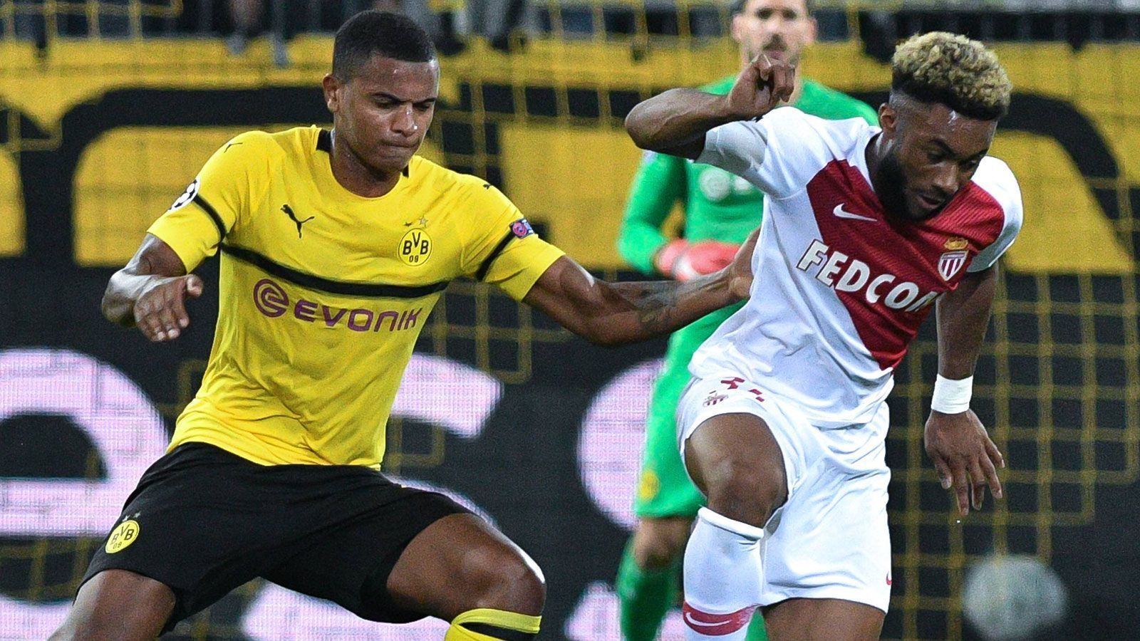 
                <strong>Manuel Akanji</strong><br>
                Manuel Akannji liefert sicher nicht seine beste Leistung im Trikot des BVB. Besonders in der ersten Halbzeit wirkt der 23-Jährige nicht immer ganz sicher im Umgang mit Monacos Stürmern Moussa Sylla und Radamel Falcao - auch ein Grund, weshalb Thomas Delaney ab und zu hinten aushelfen muss. Aber: Er bleibt ohne größere Fehler. ran-Note: 3
              