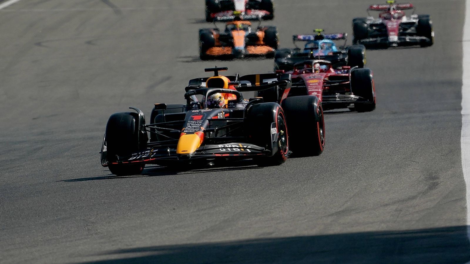 
                <strong>Verstappens Abreißvisier macht Leclercs Rennen kaputt</strong><br>
                Die Liste der Pleiten, Pech und Pannen bei Ferrari in dieser Saison ist bereits sehr lang. Beim Rennen in Spa kam ein neuer Punkt hinzu, dazu noch ein ziemlich kurioser. Denn es war das Abreißvisier von Max Verstappen, das Charles Leclerc das Rennen versaut hat. Der Monegasse musste deshalb nach nur drei Runden an die Box, das Abreißvisier hatte sich im Lufteinlass der Bremse verheddert. Das Abreißvisier sorgte aber für weiteren Ärger, denn es gab dadurch ein Sensorproblem am Ferrari. Als die Scuderia versuchte, am Ende mit einem späten Stopp und einem Wechsel auf weiche Reifen noch den Extrapunkt für die beste Rennrunde zu holen, fuhr Leclerc in der Boxengasse zu schnell - weil die Geschwindigkeitsanzeige wegen des beschädigten Sensors nicht mehr stimmte. Leclerc war 0,1 km/h zu schnell und fiel durch die deshalb verhängte 5-Sekunden-Strafe von Platz fünf auf sechs zurück.
              