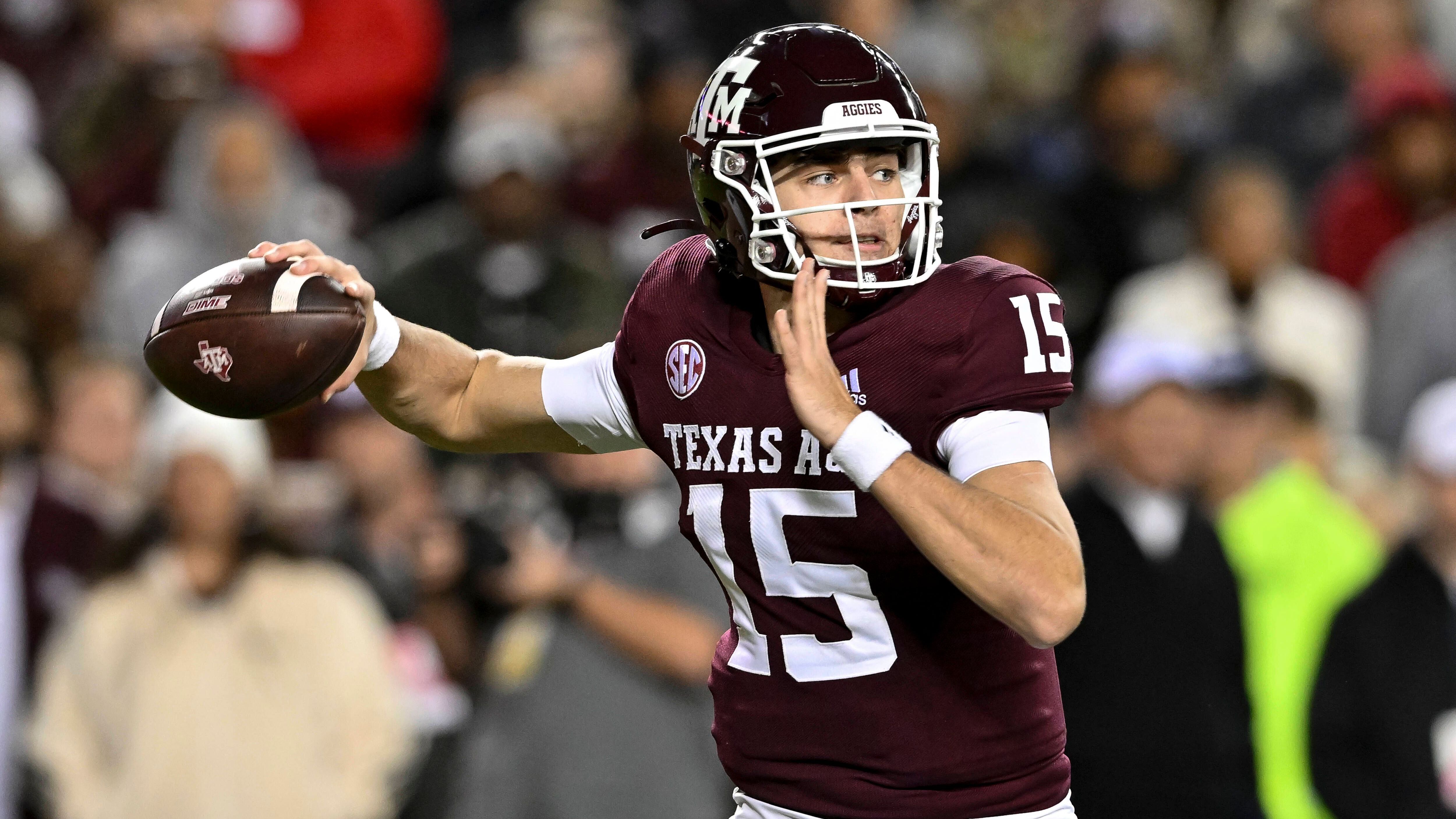 <strong>23. Texas A&amp;M Aggies: Conner Weigman</strong><br>Ende der vergangenen Saison übernahm der damalige Freshman Weigman den Starting-Quarterback-Posten der Aggies. Der 20-Jährige überzeugte in vier Partien als Starter und konnte sich auch in der Saisonvorbereitung durchsetzen. Unter neuem Offensive Coordinator Bobby Petrino könnte er den nächsten großen Schritt machen und die enttäuschende letzte Saison der Aggies vergessen machen.&nbsp;