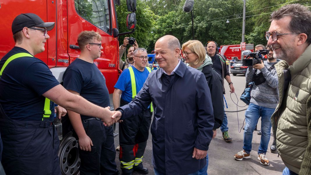 Bundeskanzler Olaf Scholz (M.) besucht mit Ministerpräsidentin Anke Rehlinger (hinten) Teams, die zum Saarhochwasser als Hilfskräfte eingesetzt waren.