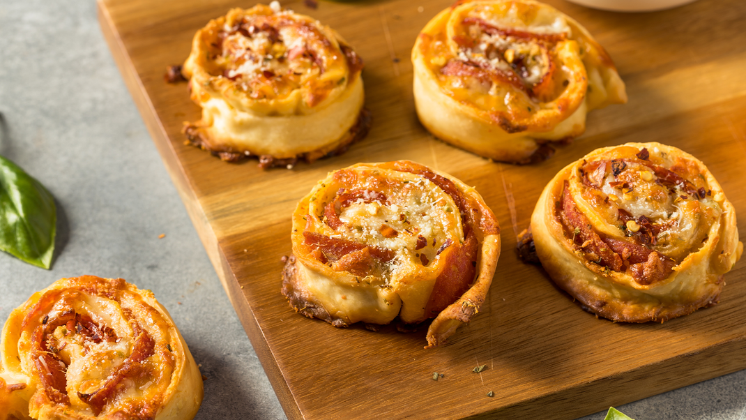 Diese Pizzaschnecken sind das perfekte Fingerfood für jeden Anlass.