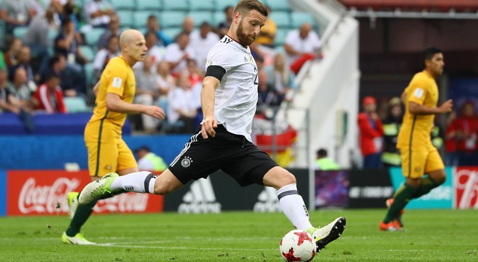 
                <strong>Shkodran Mustafi</strong><br>
                Shkodran Mustafi: Der Mittelmann der DFB-Dreierkette hatte lange alles im Griff, agierte jedoch vorm ersten Gegentreffer unglücklich, als er einen Schuss von Rogic blockte, den Ball aber so dem Australier mustergültig vorlegte, damit dieser noch einmal draufhalten konnte. Anschließend agierte der Arsenal-Legionär jedoch souverän. ran-Note: 3
              