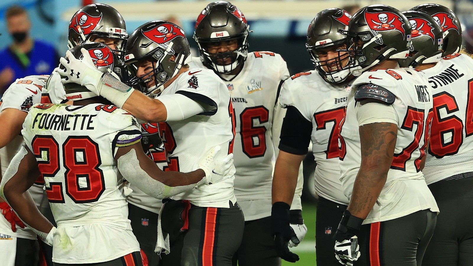 
                <strong>Buccaneers schlagen drei Super-Bowl-MVP-Quarterbacks</strong><br>
                Auch die Buccaneers dürfen sich dank Brady über neue Rekorde freuen. Sie sind nun das erste Team, dem in der Postseason vier Spiele mit mehr als 30 Punkten gelungen sind. Zudem sind sie die erste Franchise, die mit Patrick Mahomes, Aaron Rodgers und Drew Brees gleich drei Super-Bowl-MVP-Quarterbacks in einer Postseason besiegen konnte.
              