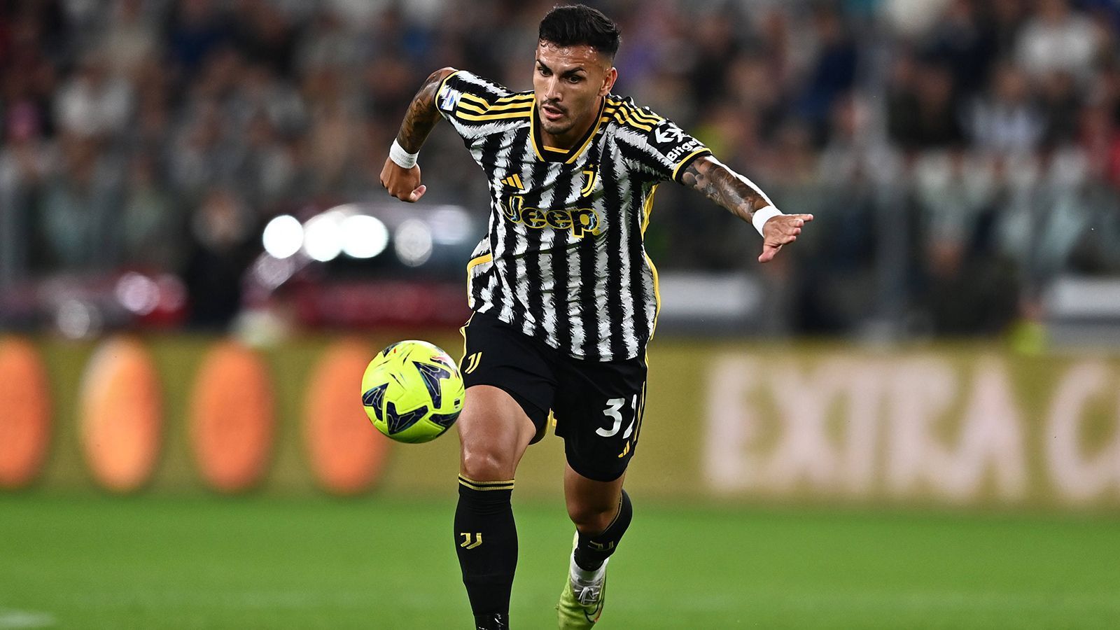 
                <strong>Leandro Paredes</strong><br>
                Wie Di Maria stand auch Leandro Paredes zuletzt bei Juventus Turin unter Vertrag. Zusammen mit Messi spielte er zuvor bei Paris Saint-Germain. Wie "TyC Sports" berichtet, soll Paredes ebenfalls ein möglicher Transferkandidat von Miami sein. Da Turin laut "Gazzetta dello Sport" die im Leihvertrag enthaltene Kaufoption für den Weltmeister verstreichen lässt, muss der 28-Jährige vorerst zu PSG zurückkehren, wo sein Vertrag bis Sommer 2024 läuft. Paredes könnte allerdings schon früher wechseln – vielleicht nach Miami?
              