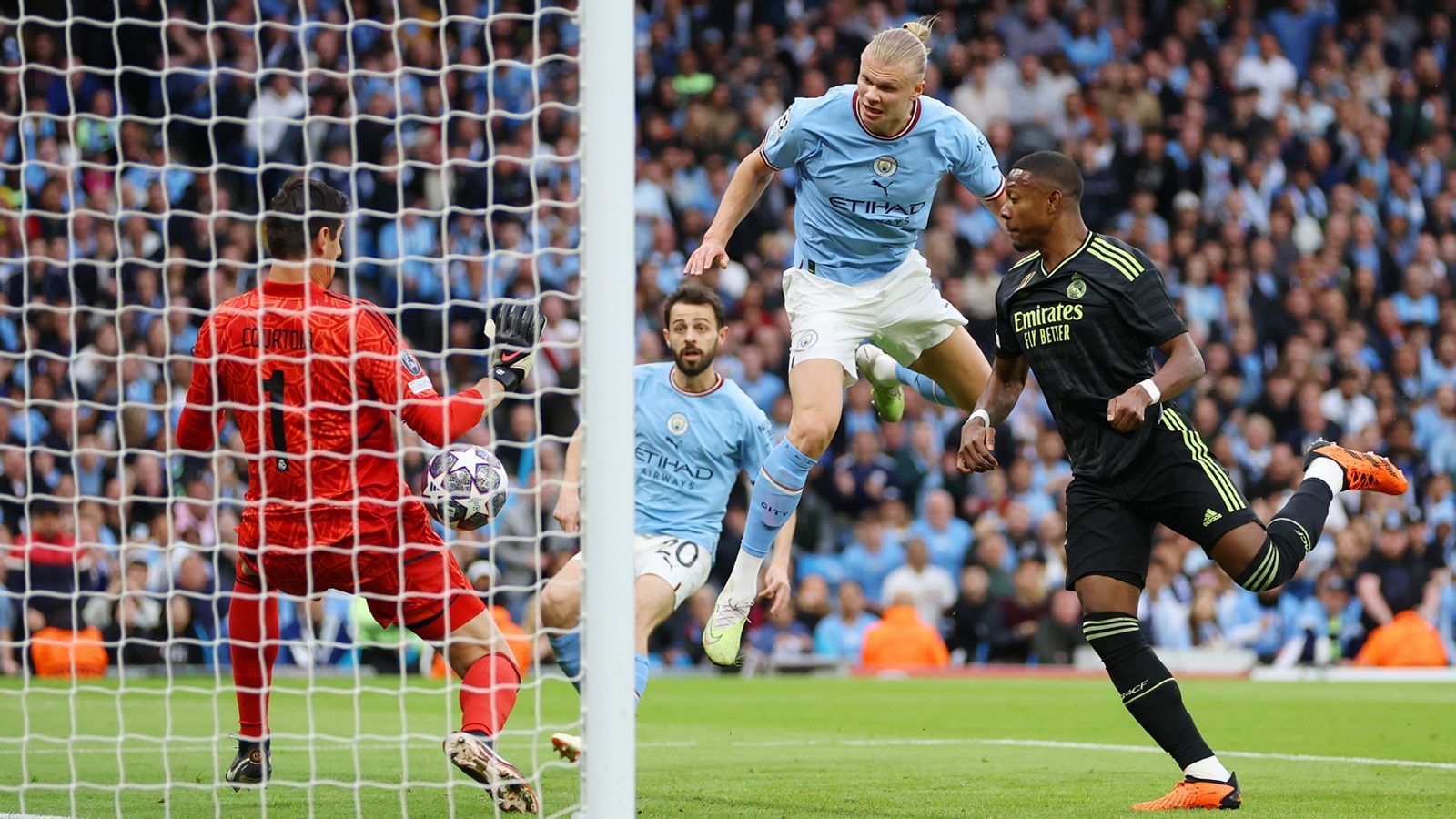 
                <strong>Manchester City: Erling Haaland</strong><br>
                Ohne seinen persönlichen Schatten Rüdiger mit deutlich mehr Aktionen als im Hinspiel, aber viel zu schlampig in der Chancenverwertung. Scheitert in der ersten Halbzeit zweimal an Courtois, vor allem bei der zweiten Situation reagiert der Belgier herausragend. Nach der Pause mit einigen technischen Fehlern, lässt im Privatduell mit Courtois die Vorentscheidung liegen (73.). ran-Note: 4
              