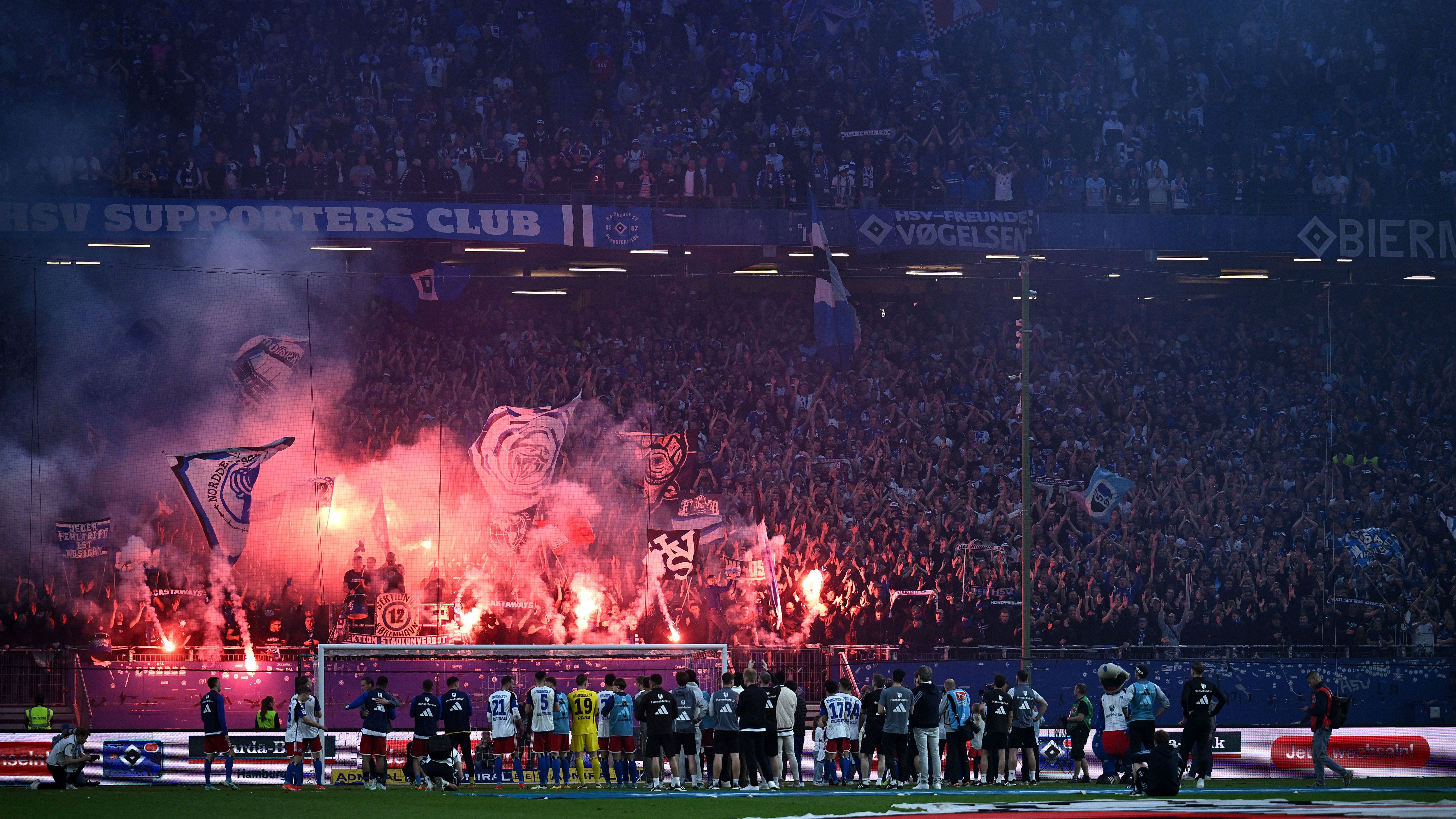 <strong>Wieder viel Rauch im Volksparkstadion</strong><br>Die Partie in Hamburg endete, wie sie begonnen hat - mit ganz viel Pyro bzw. Bengalos auf den Rängen. Die mit 1:0 siegreichen HSV-Stars ließen sich in der Kurve von den Fans feiern. Der einstige Bundesliga-Dino darf so weiterhin von der Rückkehr in Deutschlands Fußball-Oberhaus träumen.&nbsp;