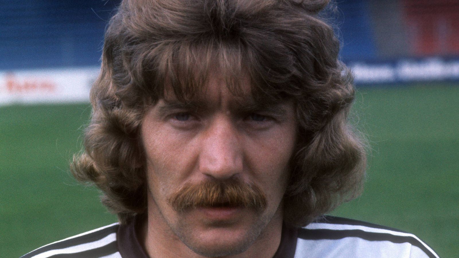 
                <strong>Walter Frosch</strong><br>
                Legendärer Fußballer, leider verstoben und hier als Profi noch ohne Kippe: Walter Frosch (FC St. Pauli)
              