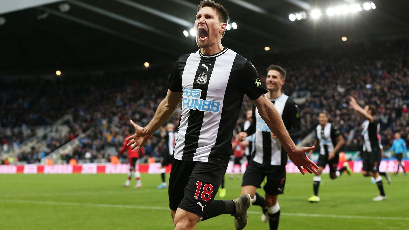 
                <strong>Welche Rolle spielt das Financial Fairplay?</strong><br>
                Grenzenlos könnte Newcastle im Sommer nicht investieren: Unter den UEFA-Regularien dürfen Premier-League-Teams in einem Zeitraum von drei Jahren insgesamt rund 120 Millionen Euro Verlust machen. Sonst drohen Strafen wie der Ausschluss aus dem europäischen Wettbewerb. Immerhin: 2019 beliefen sich Newcastles Einnahmen allein aus TV-Geldern auf knapp 140 Millionen Euro. Im Sommer läuft außerdem der Vertrag mit "fun88", dem derzeitigen Trikot- und Hauptsponsor, aus. Gut möglich, dass der PIF auf einmal einen arabischen Großsponsor aus dem Ärmel schüttelt, der unverhältnismäßig gut zahlt und so noch mehr Gelder für Transfers generiert.
              