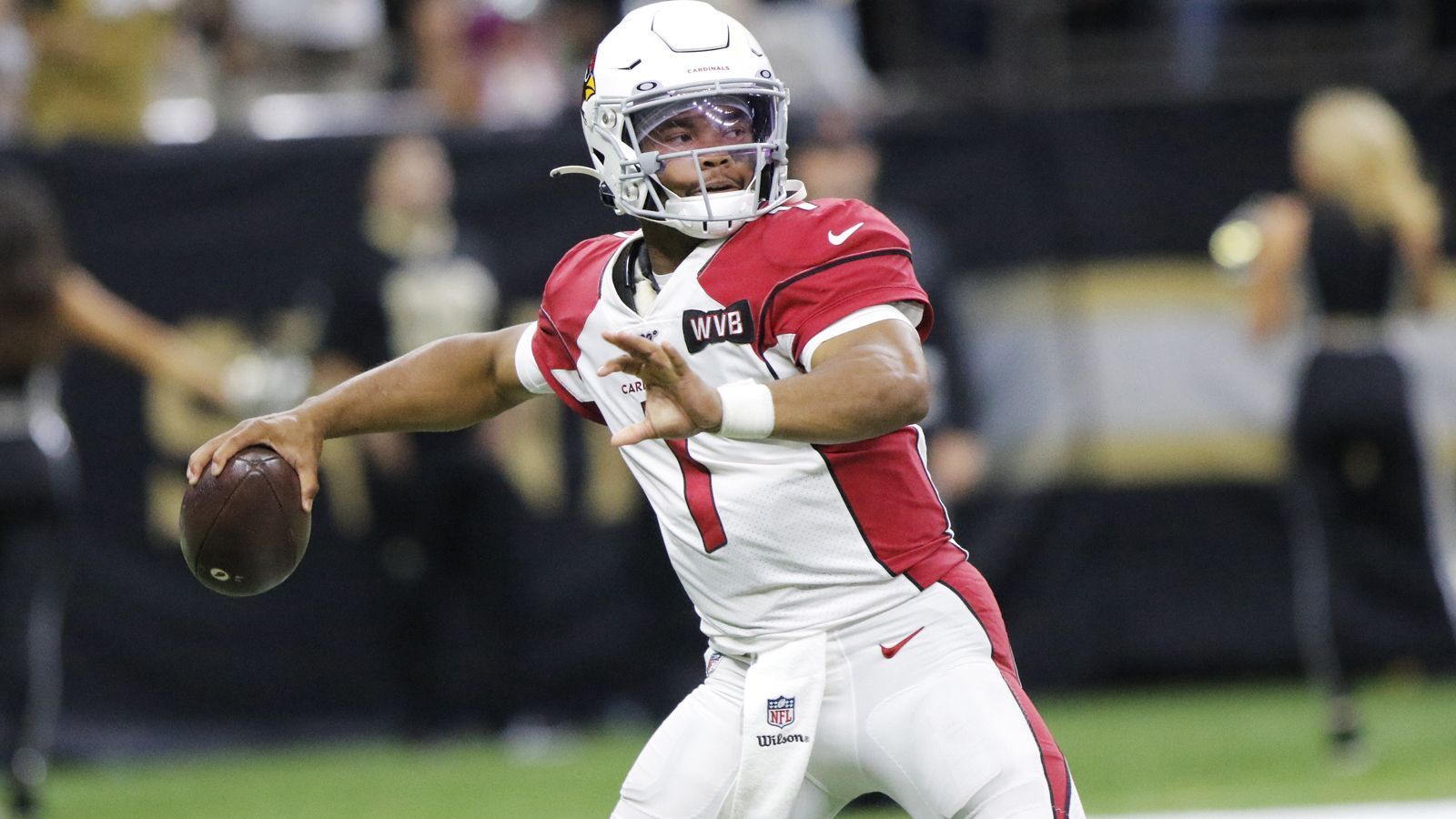 
                <strong>Sit: Kyler Murray</strong><br>
                Der Nummer-1-Pick des diesjährigen Drafts spielt vor allem dank seiner Qualitäten als Läufer eine starke Fantasy Saison. Gegen die San Francisco 49ers erwartet aber auch Kyler Murray ein schwieriges Spiel. San Francisco spielt eine überraschend starke Saison und überzeugt dabei allen voran mit einer überragenden Defensive. Rookie Nick Bosa ist sogar ein legitimer Kandidat für den Award des Defensive Player of the Year. Zudem werden die athletischen Linebacker Kwon Alexander und Fred Warner Murray beim Laufspiel limitieren können. In dieser Woche gibt es deutlich vielversprechendere Optionen als den Rookie-Quarterback.
              