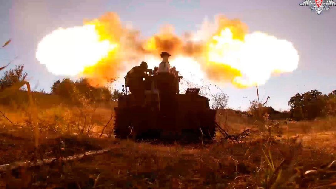 Russische Soldaten feuern in der Region Kursk auf ukrainische Stellungen.