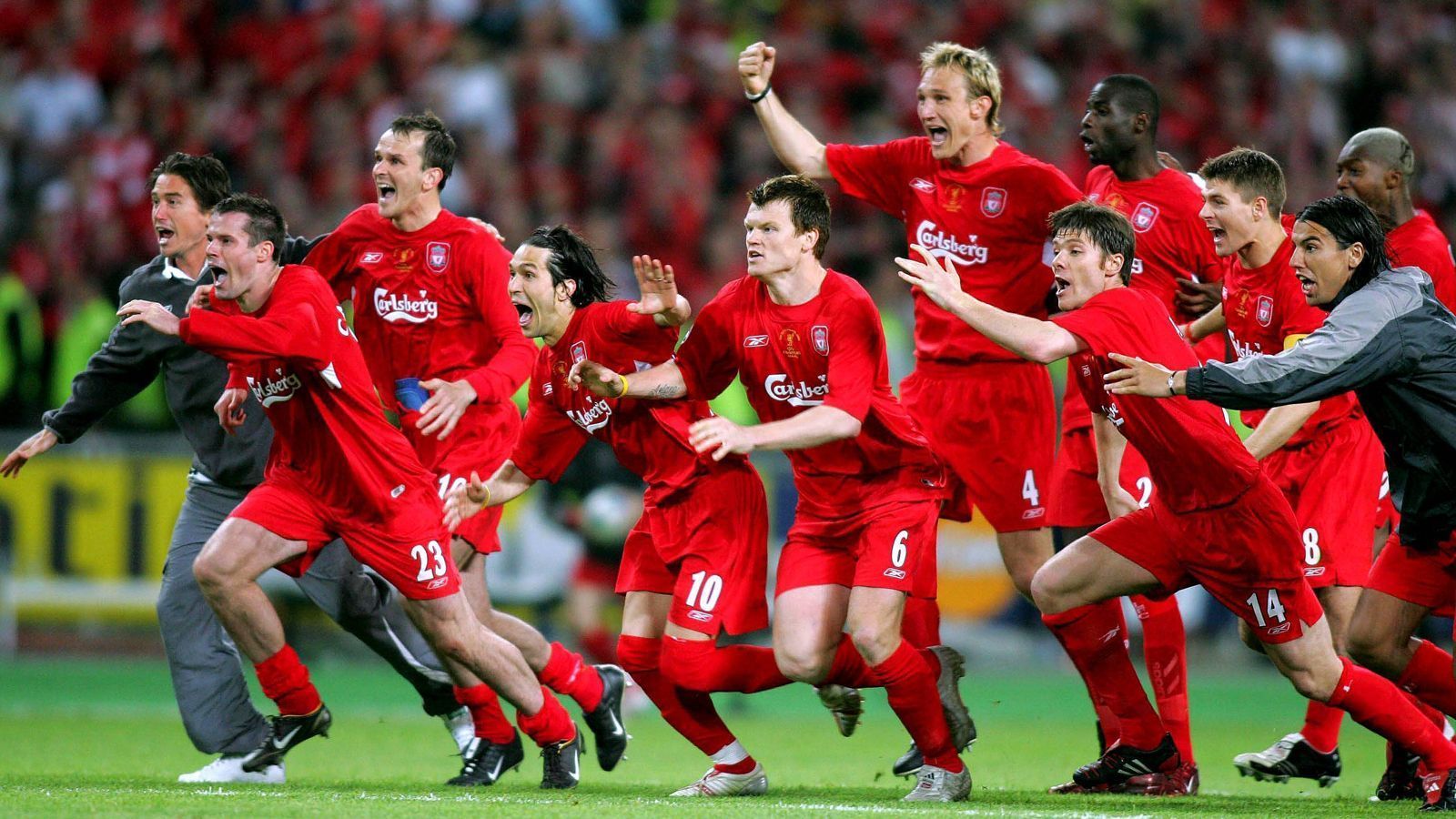 
                <strong>FC Liverpool vs. AC Mailand 2004/2005</strong><br>
                Im Champions-League-Finale 2005 zwischen Liverpool und Milan kommt es zu einem der spektakulärsten Comebacks der "Königklasse". Die Italiener sehen zur Pause schon wie die sicheren Sieger aus. Paolo Maldini sorgt bereits in der ersten Minute für den frühen Liverpool-Schreck - Hernan Crespo schnürt den Doppelpack zum 3:0-Halbzeitstand. Doch die "Reds" kommen durch die Tore von Steven Gerrard, Vladimir Smicer und Xabi Alonso nach einer Stunde zurück. Mit einem 3:3 und einer torlosen Verlängerung geht es ins Elfmeter-Schießen, in dem sich Liverpool mit 3:2 durchsetzt. Tragische Figur des Abends: Milans Andrej Schewtschenko, der erst eine 100-prozentige Chance liegen lässt und am Ende den entscheidenden Strafstoß verschießt.
              