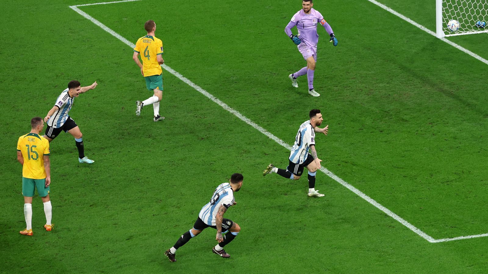 
                <strong>Lionel Messi-Watch: So schlug sich Argentiniens Superstar gegen Australien</strong><br>
                Messis 1000. Pflichtspiel war für seine Verhältnisse sicher kein Feuerwerk, aber er war einmal mehr der spielentscheidende Mann bei Argentinien, der in den entscheidenden Momenten zur Stelle war. Der WM-Traum Messis lebt, alles scheint möglich.
              