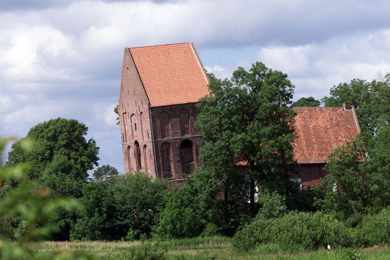 Knick in der Pupille? Nein, dieser Kirchturm in Suurhusen bei Emden ist der schiefste Turm der Welt. Seine Neigung beträgt 5,19 Grad - damit hängt er sogar den Schiefen Turm von Pisa ab.