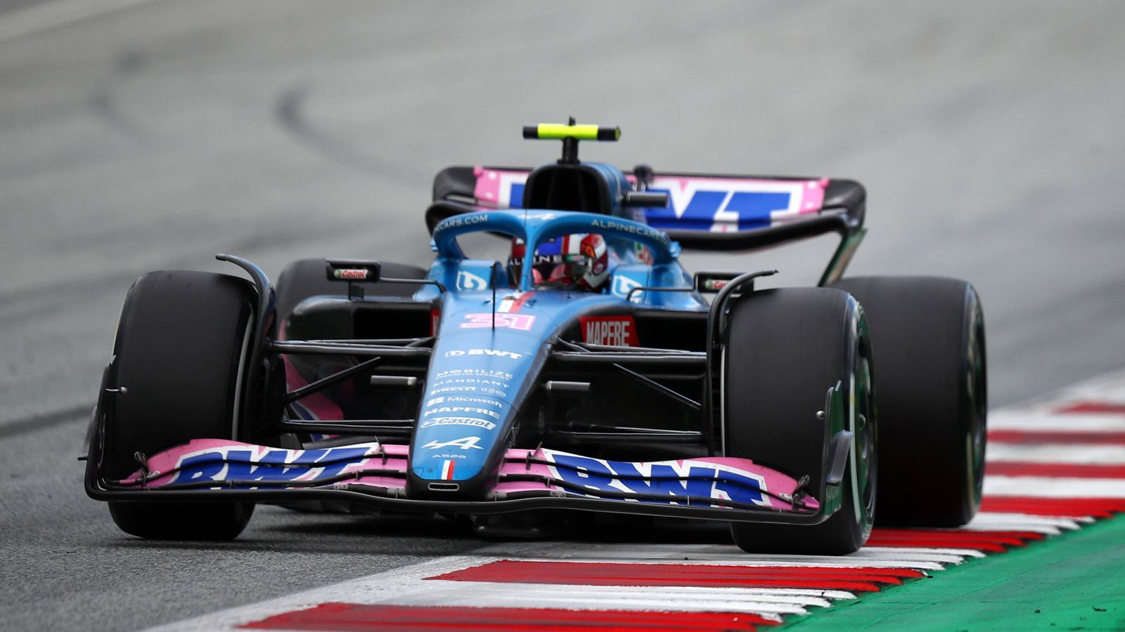 
                <strong>Platz 8: Esteban Ocon</strong><br>
                Esteban Ocon hat Alpine in den ersten Wochen der Saison quasi im Alleingang getragen und fuhr in fünf der ersten sechs Rennen in die Punkte. Anschließend folgte zwar eine kurze Schwächephase, die der Franzose mit Platz sechs in Montreal beendete. Auch den Ausfall in Silverstone ließ er sofort vergessen und fuhr in Spielberg auf einen starken fünften Rang - sein bestes Ergebnis in dieser Saison. Für ganz oben reicht seine Pace und die des Alpine scheinbar noch nicht, aber ein Podium könnte in Reichweite sein.
              