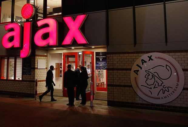 
                <strong>Armes Ajax?</strong><br>
                Das bedeutet nach Angaben der BBC unter anderem: Ein Traditions-Klub wie Ajax Amsterdam, Dauergast in der Champions League, Rekordmeister in den Niederlanden und international anerkannte Talent-Schmiede fällt was die Finanzkraft angeht hinter den FC Burnley zurück 
              