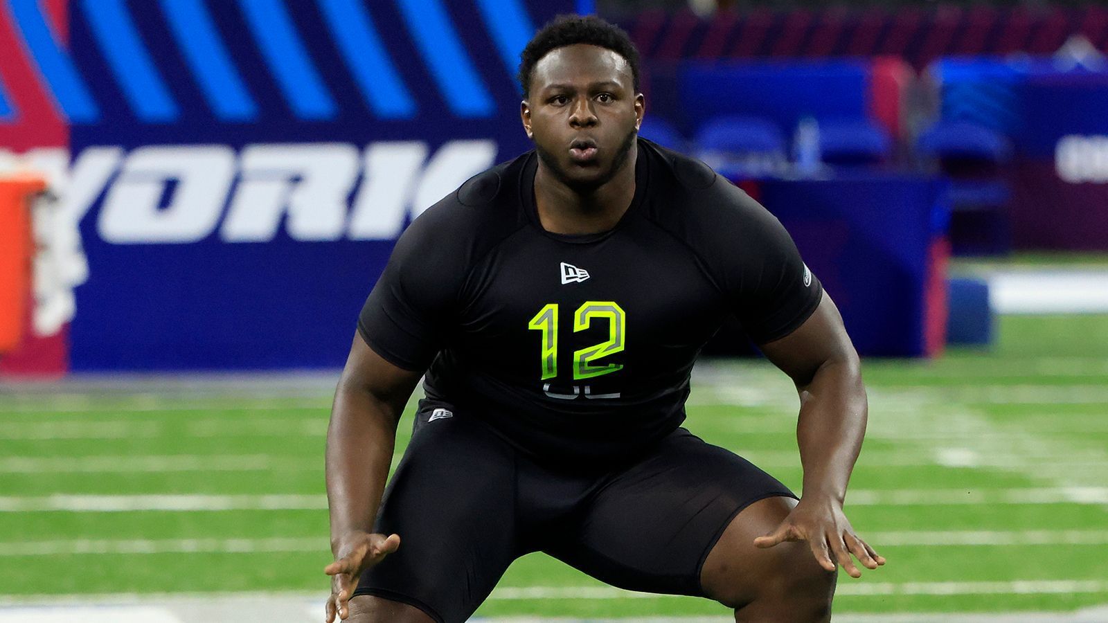 
                <strong>Ickey Ekwonu (North Carolina State)</strong><br>
                NFL-Teams, die einen exzellenten Laufblocker benötigen, sollten bei Ickey Ekwonu durchklingeln. Der 21-Jährige schob im College Verteidiger aus dem Weg, als seien sie Spielzeugautos. Im Pass Blocking muss er noch einige Schippen drauflegen, um in der NFL zu bestehen. Seine Technik, die Fußarbeit und seine Konstanz lassen noch zu wünschen übrig. 
              