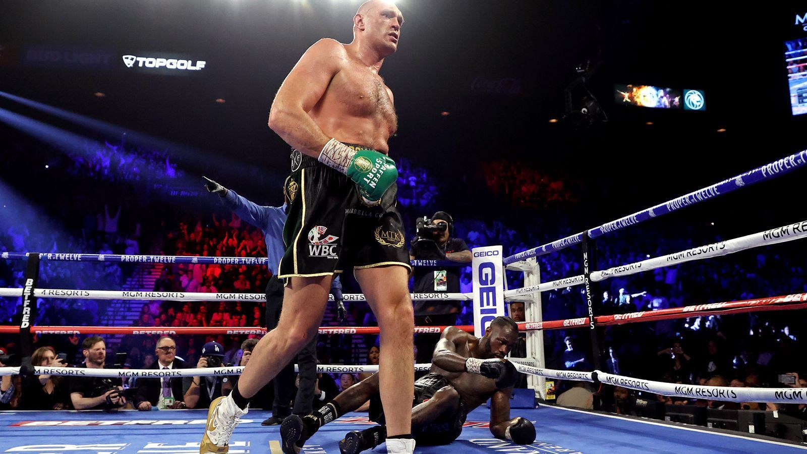 
                <strong>Zweiter Niederschlag</strong><br>
                In der fünften Runde schickt Fury Wilder erneut zu Boden. Es ist nur noch eine Frage der Zeit. Wilder kann sich im Anschluss noch eineinhalb Runden auf den Beinen halten - irgendwie -, ehe seine Ecke das Handtuch in den Ring wirft - Aus.
              