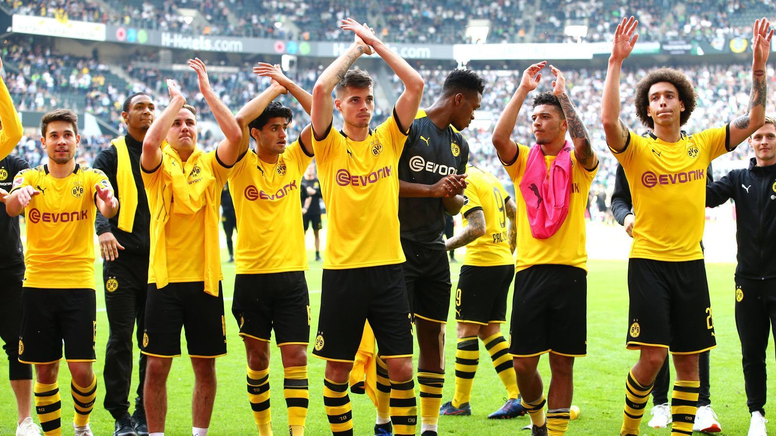 
                <strong>Das verdienen die BVB-Stars in der Saison 2019/2020</strong><br>
                Borussia Dortmund war im Sommer fleißig auf dem Transfermarkt tätig und hat einige neue Spieler geholt. Neben den meist öffentlich bekannten Transfersummen, müssen die Spieler natürlich auch bezahlt werden. Das hat seinen Preis! Insgesamt bezahlt Dortmund 138,15 Millionen Euro an Gehältern. ran.de zeigt euch, welcher BVB-Spieler in der Saison 2019/2020 das höchste Gehalt bezieht (Quelle "Bild").
              