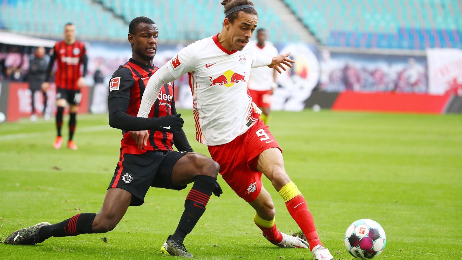 
                <strong>1. Halbzeit: 21 Fouls, null Tore</strong><br>
                Leipzig zeigt keine Müdigkeitserscheinungen nach der englischen Woche, presst wie gewohnt früh und lässt Frankfurt so wenig Raum zum atmen. Doch auch die Hessen sorgen defensiv immer wieder für Überzahl in Ballnähe. Das Resultat: Ein Zweikampfspektakel um jeden Meter Raumgewinn. Insgesamt 21 Fouls in der ersten Hälfte sind Saisonhöchstwert. Die Hessen kommen erst nach 38 Minuten zum ersten Torabschluss. Auf der Gegenseite bewahrt Keeper Kevin Trapp die Eintracht zweimal mit tollen Paraden vor einem Gegentor.
              