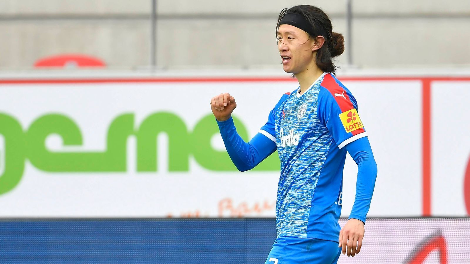 
                <strong>Jae-sung Lee</strong><br>
                Der südkoreanische Nationalspieler stand auf dem Platz, als Südkorea im letzten Gruppenspiel der WM 2018 Deutschland bezwang und das Aus somit perfekt machte. Der offensive Mittelfeldspieler wechselte 2018 von seiner Heimat nach Deutschland zu Holstein Kiel, ist technisch stark, gut im Abschluss und zudem ein exzellenter Vorlagengeber. Der 28-Jährige befindet sich in seinem letzten Vertragsjahr. Sofern Kiel nicht in die Bundesliga aufsteigt, dürfte er im Sommer in eine Top-Liga wechseln.   
              