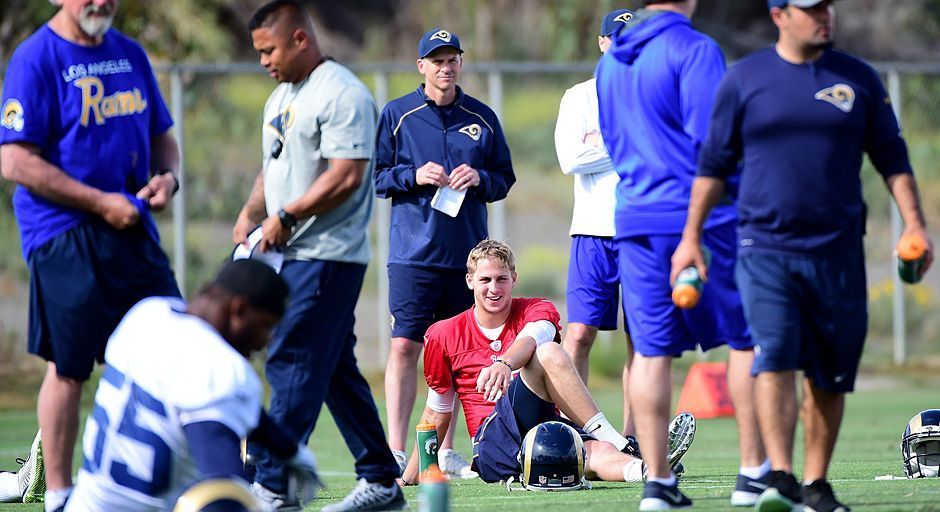 
                <strong>Jared Goff trainiert bei den Rams</strong><br>
                Nach der Trainingseinheit wurden beim Stretching die Muskeln gelockert. Lange Verschnaufen konnte der Quarterback aber nicht...
              