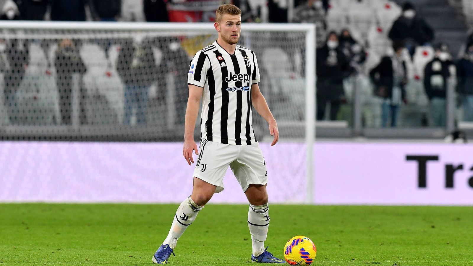 
                <strong>Matthijs de Ligt (Juventus Turin)</strong><br>
                Matthijs de Ligt wäre wohl die spektakulärste und auch die teuerste Lösung als Nachfolger für Niklas Süle. Der Niederländer wechselte erst 2019 für rund 85,5 Millionen Euro von Ajax Amsterdam zu Juventus Turin, wo er auch noch langfristig unter Vertrag steht. Juventus soll zwar seinen Kader umbauen wollen, günstig wäre de Ligt jedoch auf keinen Fall. Trotz den Anmerkungen von Berater Mino Raiola, dass sein Klient bereit sei, den nächsten Schritt zu gehen, erscheint ein Wechsel nach München unter finanziellen Gesichtspunkten zum jetzigen Zeitpunkt äußerst unwahrscheinlich. 
              