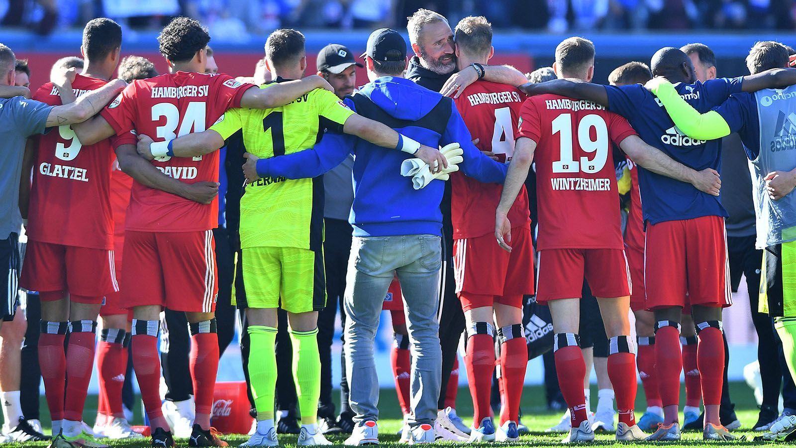 
                <strong>Schlechte Vorzeichen für den HSV? Kaum Siege für den Zweitligisten</strong><br>
                In der vergangenen Saison gewann Holstein Kiel das Hinspiel gegen den 1. FC Köln mit 1:0. Dies ist der einzige Sieg eines Zweitligisten in den vergangenen 19 Relegationsspielen (neun Unentschieden und neun Niederlagen für den Teilnehmer aus dem Unterhaus). Der HSV benötigt allerdings mindesten einen Sieg, um seine Rückkehr in die Bundesliga feiern zu können, denn die Auswärtstorregel wurde abgeschafft.
              