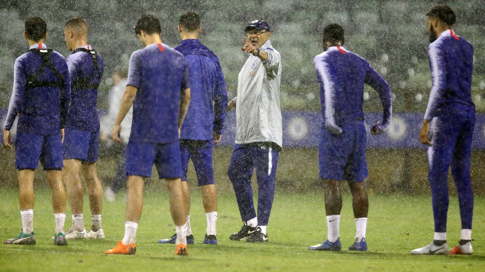 
                <strong>Akribisch und sorgfältig</strong><br>
                Typisch für einen italienischen Coach, will Sarri trotz seiner starken Offensive defensiv so gut wie möglich stehen. Sein Motto: "Eine gute Abwehr kannst Du nicht kaufen, die musst Du dir im Training erarbeiten." Er geht sehr ins Detail. Denn er beschäftigt sich angeblich bis zu 13 Stunden pro Tag mit Fußball. Es geht noch weiter: In jeder Woche bereitet er für alle Spieler ein Dossier vor, in denen die Schwächen der Akteure aufgezeichnet werden.
              