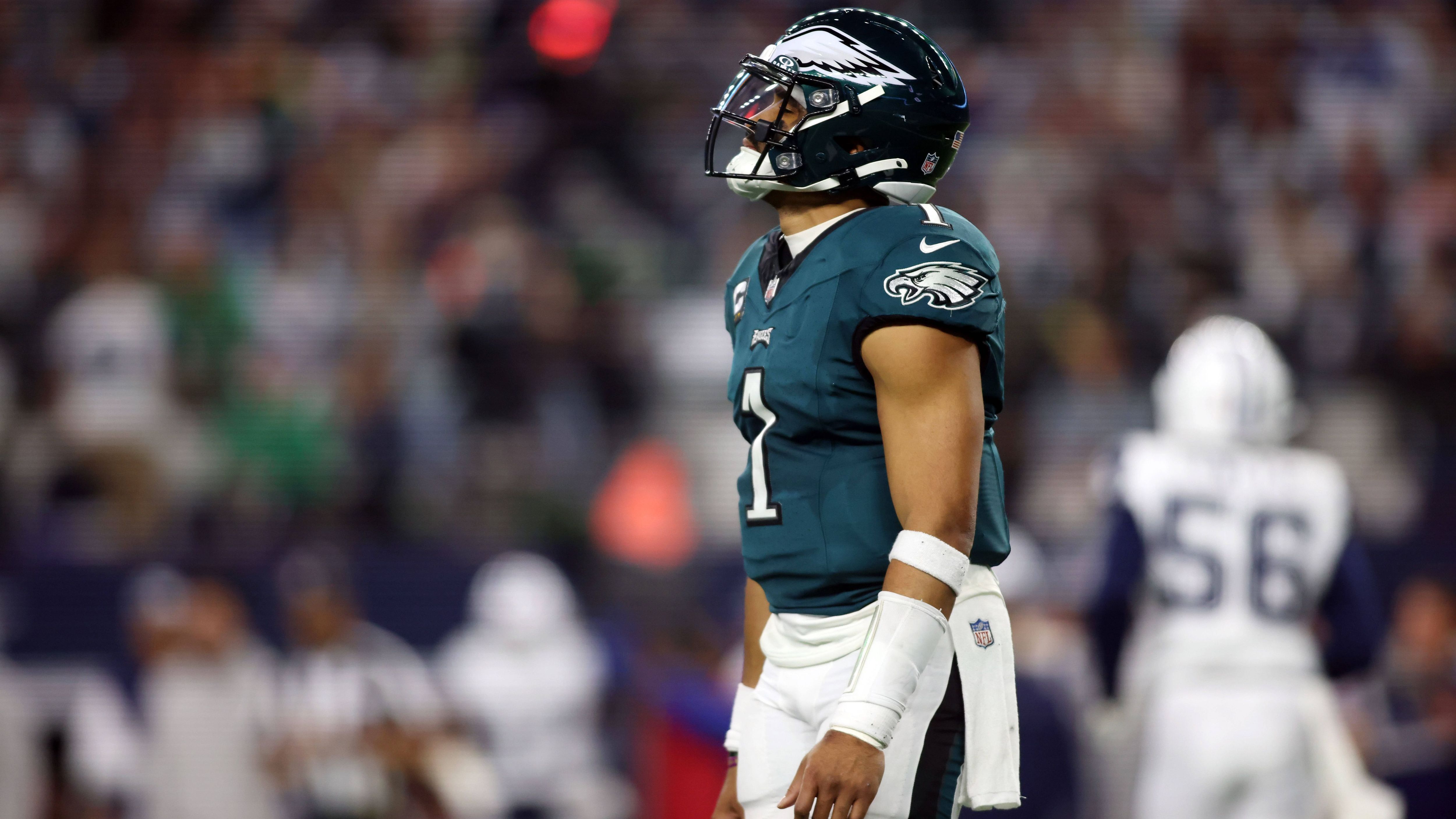 <strong>Verlierer: Jalen Hurts (Philadelphia Eagles)<br></strong>Lange schien es so, als würden sich die Philadelphia Eagles von Sieg zu Sieg mogeln. Dominante Erfolge waren rar gesät. Im Hass-Duell mit den Cowboys gab es die nächste Abreibung. Quarterback Jalen Hurts hatte einen völlig gebrauchten Tag und leistete sich den 14. Turnover seiner Saison. Zu viel für einen MVP, vor allem aber zu viel für den Super Bowl.