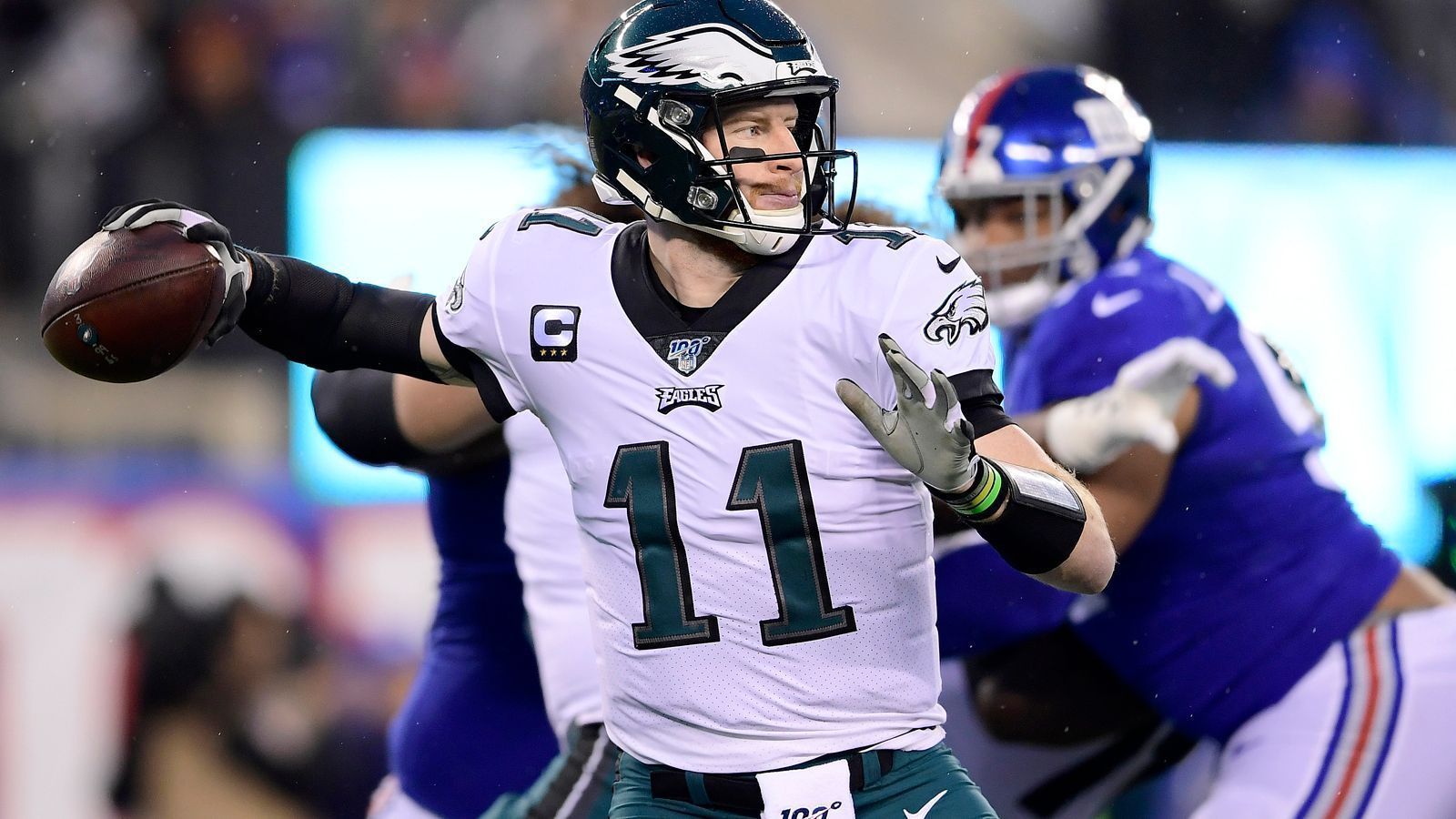 
                <strong>Gewinner: Carson Wentz</strong><br>
                In seinem vierten Jahr zeigt er echte Nehmer- und Anführer-Qualitäten, trotzt auch zahlreichen Verletzungsproblemen und geht auf dem Weg zum Divisiontitel in der NFC East vorneweg, ist Garant für den Einzug in die Postseason. Vor allem im Dezember, als es darauf ankommt und gefühlt der ganze Kader verletzt ist. Dabei knackte er auch einen Rekord: Er schaffte es als erster Quarterback in der NFL-Geschichte, mehr als 4000 Yards zu werfen, und das ohne einen Spieler im Kader, der über 500 Receiving Yards kommt.
              