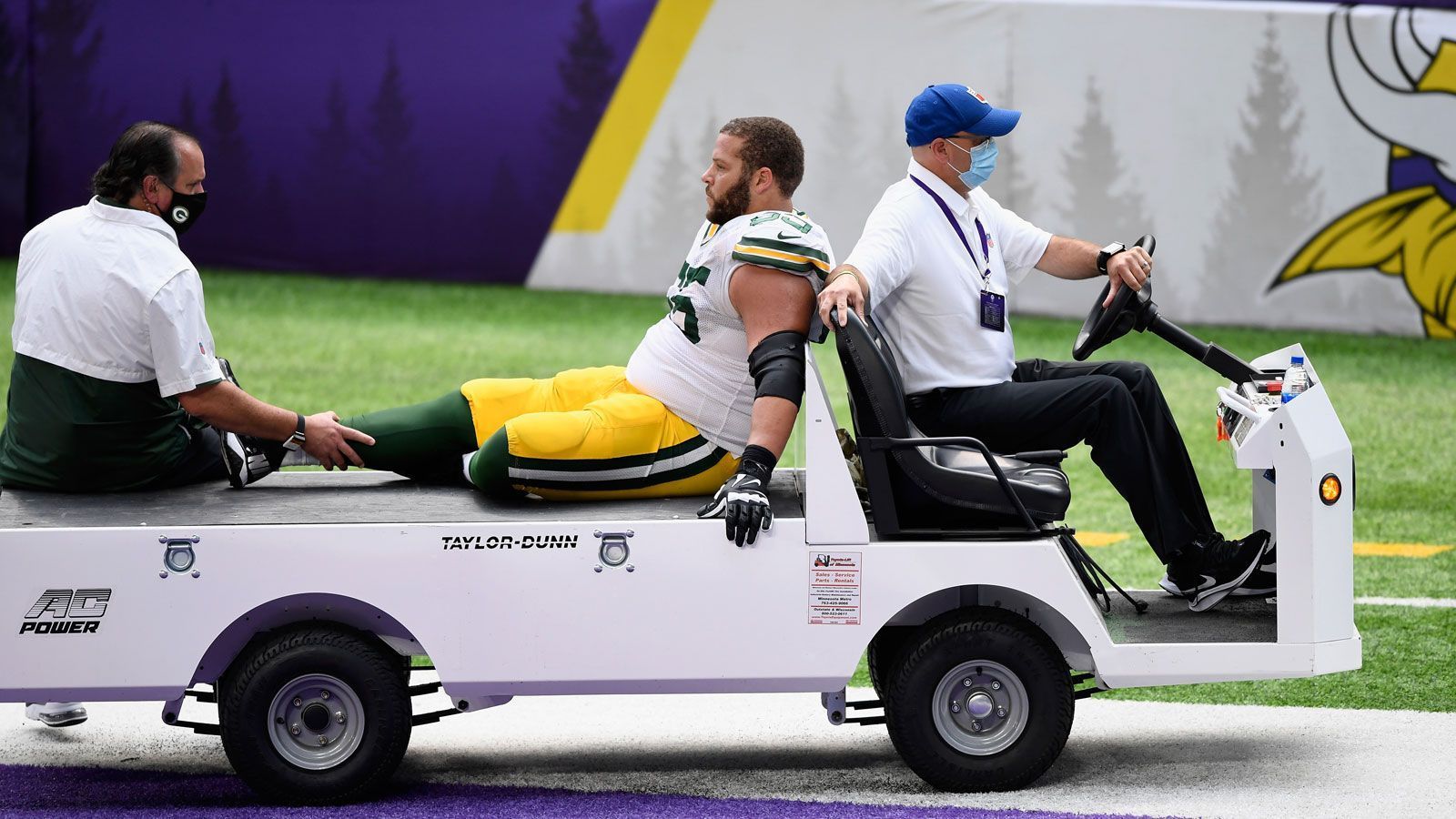 
                <strong>Lane Taylor (Green Bay Packers)</strong><br>
                Die Comeback-Saison von Packers-Guard Lane Taylor ist vorzeitig vorbei. Wie Head Coach Matt LaFleur bestätigte, hat sich der Routinier beim Auftaktsieg gegen die Minnesota Vikings eine schwere Knieverletzung zugezogen. "Es tut mir sehr leid für ihn. Er hat sich nach einer schweren Verletzung zurück in die Startformation gekämpft, daher wird er uns auf jeden Fall fehlen", erklärte LaFleur. Aufgrund einer Bizepsverletzung hatte Taylor in der vergangenen Saison nur zwei Spiele absolvieren können. Der Offensive Lineman ist einer der erfahrensten Spieler in Green Bay und spielt seit 2013 für die Packers.
              