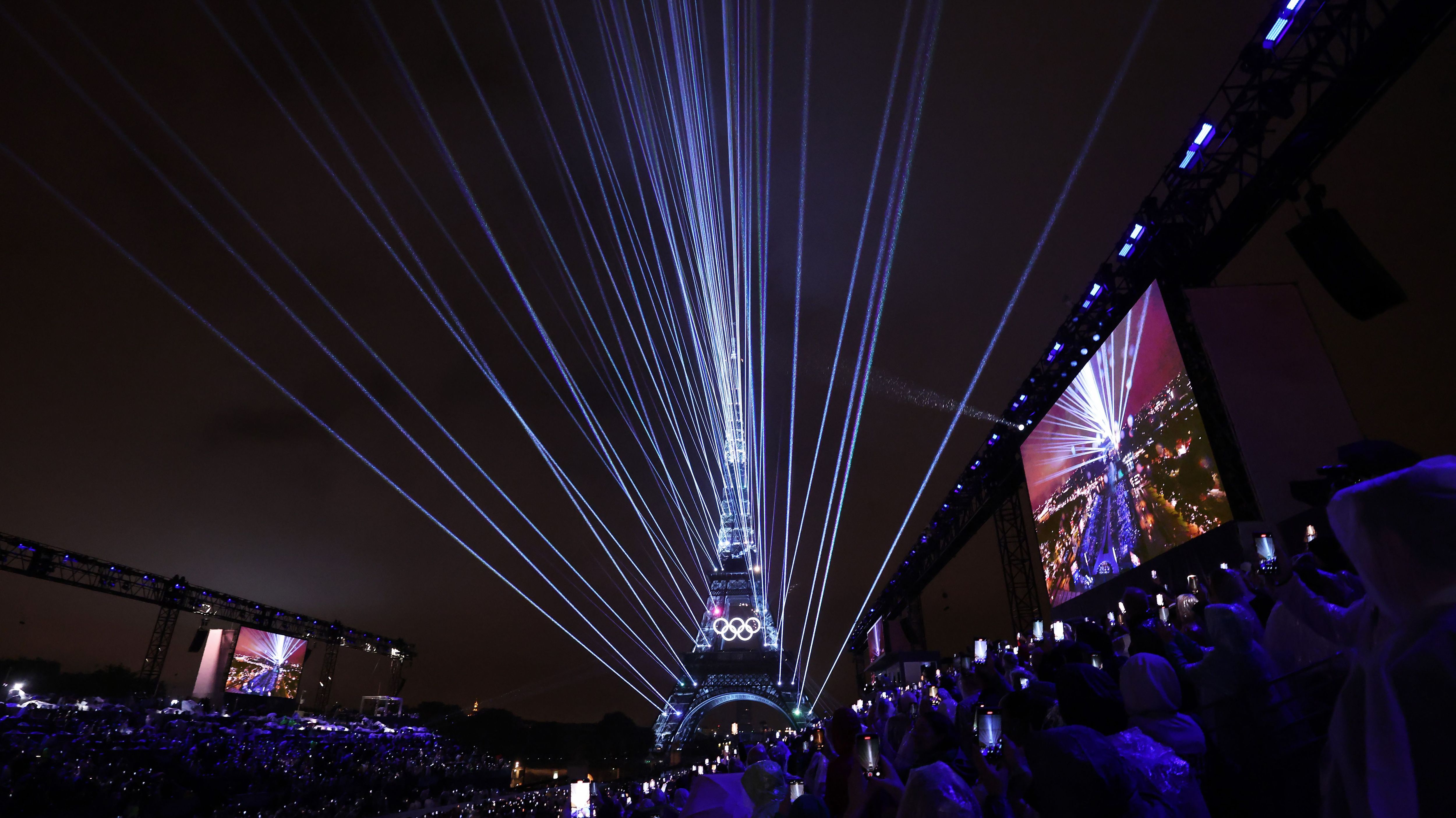 <strong>Olympia 2024: Die besten Bilder der Eröffnungsfeier in Paris</strong><br>Die spektakuläre Laser-Show am Pariser Eiffelturm.