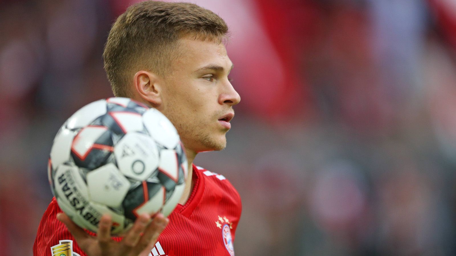 
                <strong>Joshua Kimmich </strong><br>
                Auf der rechten Seite häufig in die Angriffe der Münchner eingebunden und oftmals der Sieger im Duell mit Heidenheims Theuerkauf. Bereitete die Tore von Goretzka und Gnabry mustergültig per Eckball vor. Seine Flanken aus dem Spiel waren allerdings oftmals zu ungenau. Hatte defensiv seine Mühe und Not mit Marc Schnatterer. Zu weit weg von Gegenspieler Glatzel beim Ausgleich (26.), als die Zuteilung in der Verteidigung der Bayern überhaupt nicht stimmte. Klärte in der 55. Minute im Liegen in höchster Not. Sah beim 4:3 erneut nicht gut im Zweikampf gegen Glatzel aus. ran-Note: 4
              