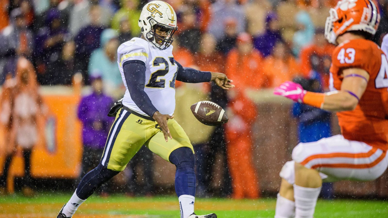 
                <strong>Punter: Pressley Harvin III (Georgia Tech)</strong><br>
                Pressley Harvin hat eine ungewöhnliche Statur für einen Punter, weil er bei einer Größe von 1,83 Meter beachtliche 115 Kilogramm auf die Waage bringt. Er spielte vier Jahre für Georgia Tech und kam auf einen Durchschnitt von 44,7 Yards pro Punt. Nach der Saison 2020 wurde er als bester Punter mit dem Ray Guy Award ausgezeichnet. Zudem verfügt er über einen sehr starken Wurfarm, hat bereits bei Fake-Spielzügen exakte Pässe über 40 Yards geworfen.
              