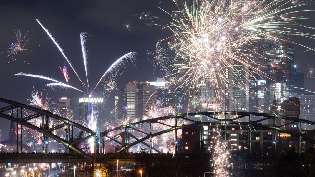 Fällt Silvester ins Wasser, kommt Schnee oder gibt es so schöne Ausblicke wie letztes Jahr auf die Skyline von Frankfurt? (Archivbild)