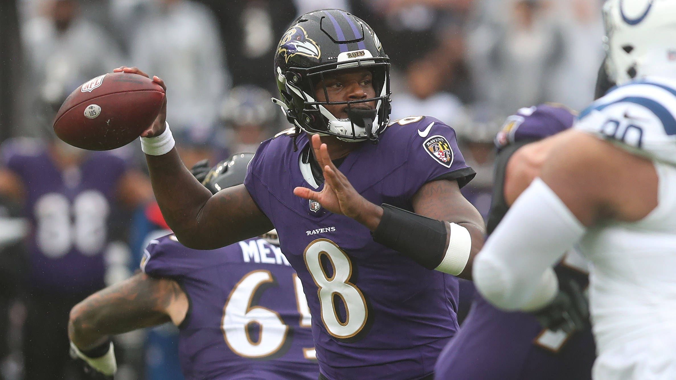 <strong>Baltimore Ravens: Passspiel</strong><br>Mit der Verpflichtung von Odell Beckham Jr. und Erstrundenpick Zay Flowers hatten sich die Ravens im Passspiel einen Schritt nach vorne erhofft. Doch der ist bislang ausgeblieben: In den ersten drei Spielen warf Lamar Jackson nur 202,7 Yards pro Spiel. Die Ravens kompensieren dieses Manko bisher aber durch eine der besten Rushing-Offensiven der NFL.