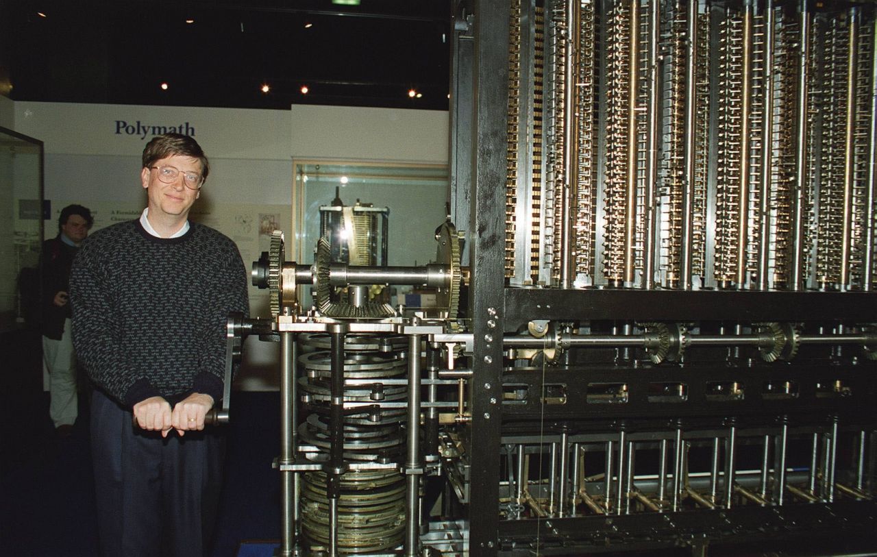 Der Bill Gates des 19. Jahrhunderts: Charles Babbage entwarf mit der "difference machine" (Bild) und der "analytical engine" zwei bahnbrechende Rechenmaschinen. Die erste vollautomatische Rechenmaschine, die "analytical engine" blieb aber vorerst ein Entwurf (1834). Vielleicht weil sie von einer Dampfmaschine betrieben und aus 55.000 Teilen bestehen sollte. Außerdem wäre sie 19 Meter lang und 3 Meter breit gewesen.