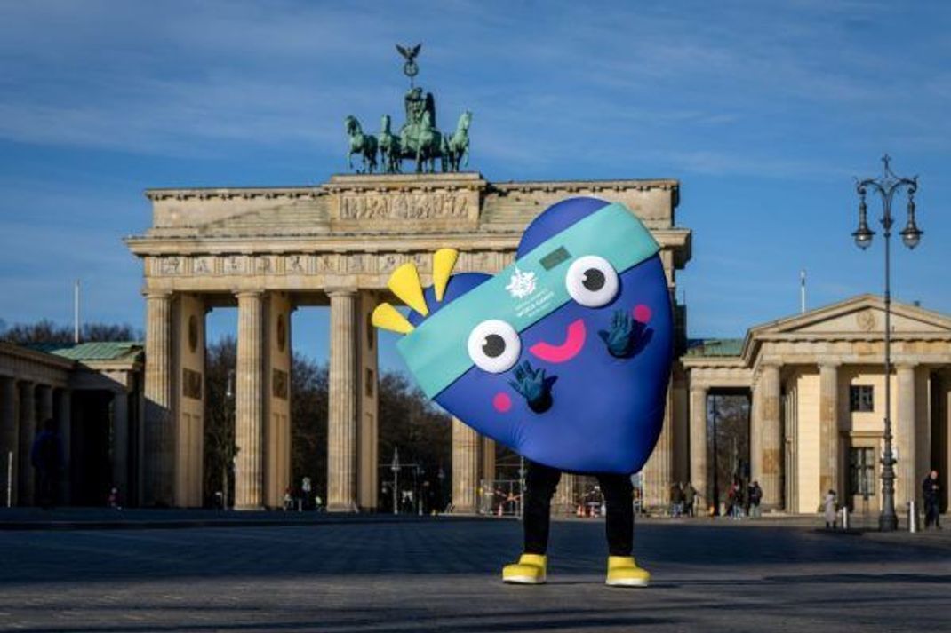 Das Berliner Maskottchen "Unity": Dieses blaue Herz schlägt 2023 für den Sport. In Online-Workshops haben sich internationale Special-Olympics-Athlet:innen nicht nur den Namen ausgedacht, sondern auch wofür Unity stehen soll: Gemeinschaft und Teilhabe! Das Maskottchen ist ein Symbol für Miteinander, Freude, Aufregung und Stolz.