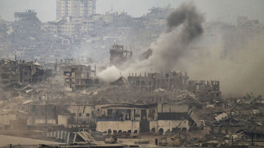 Rauch steigt inmitten zerstörter Gebäude nach einem israelischen Beschuss im Gazastreifen auf, gesehen vom Süden Israels aus. 