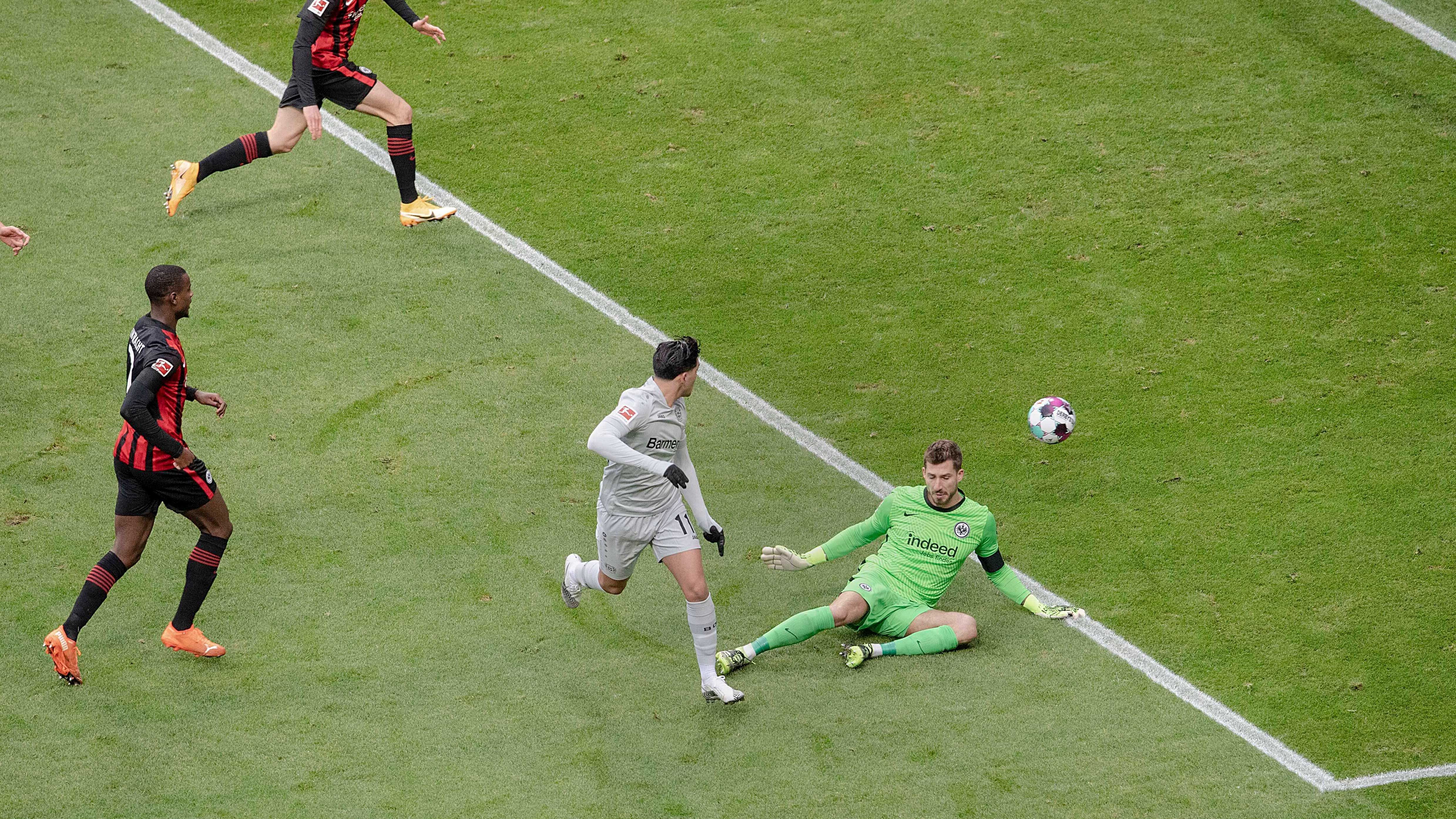 
                <strong>Tor der Saison: Nadiem Amiri (Bayer 04 Leverkusen)</strong><br>
                Wir haben trotzdem einen anderen Treffer für euch im Angebot, entscheidet selbst. Im Spiel Eintracht Frankfurt gegen Bayer 04 Leverkusen (Endstand 2:1) am 14. Spieltag hat sich Nadiem Amiri ebenfalls für das Tor des Jahres angemeldet. Nach einem Doppelpass mit Florian Wirtz nimmt Amiri den Ball sehenswert in der Drehung aus der Luft runter, spitzelt ihn durch die Beine von Erik Durm und schiebt in kurz darauf mit der Hacke erneut durch die Beine des heranstürmenden Kevin Trapp. Amiri selbst stand nach der Partie mit einem Grinsen beim Interview und meinte: "[..] das war gut gemacht. Instinkt ein bisschen." Instinkt hin oder her, es bleibt ein absolutes Traumtor.
              