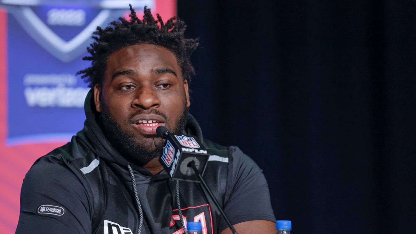 
                <strong>24. Picks: Dallas Cowboys - Devonte Wyatt (Georgia), DL</strong><br>
                Weiß selber nicht, wieso Wyatt bei mir so fällt. Irgendwie passte es nie oder ein besserer Fit war da. Eigentlich ein potenzieller Top-10-Pick, sollten die Cowboys ihn hier wirklich bekommen, wäre das monströs.Die Draft Needs der Cowboys: OL, Edge, WR
              
