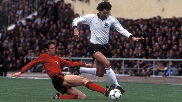 
                <strong>Qualifikation zur EM 1984</strong><br>
                Qualifikation zur EM 1984: Deutschland brauchte einen Sieg, um in der Schlusstabelle an Nordirland vorbeizuziehen. Im entscheidenden Spiel gegen Albanien konnte sich das DFB-Team zum Gruppensieg rumpeln. Nach einem Tor von Karl-Heinz Rummenigge traf der Kölner Gerhard Strack zum 2:1-Erfolg.
              