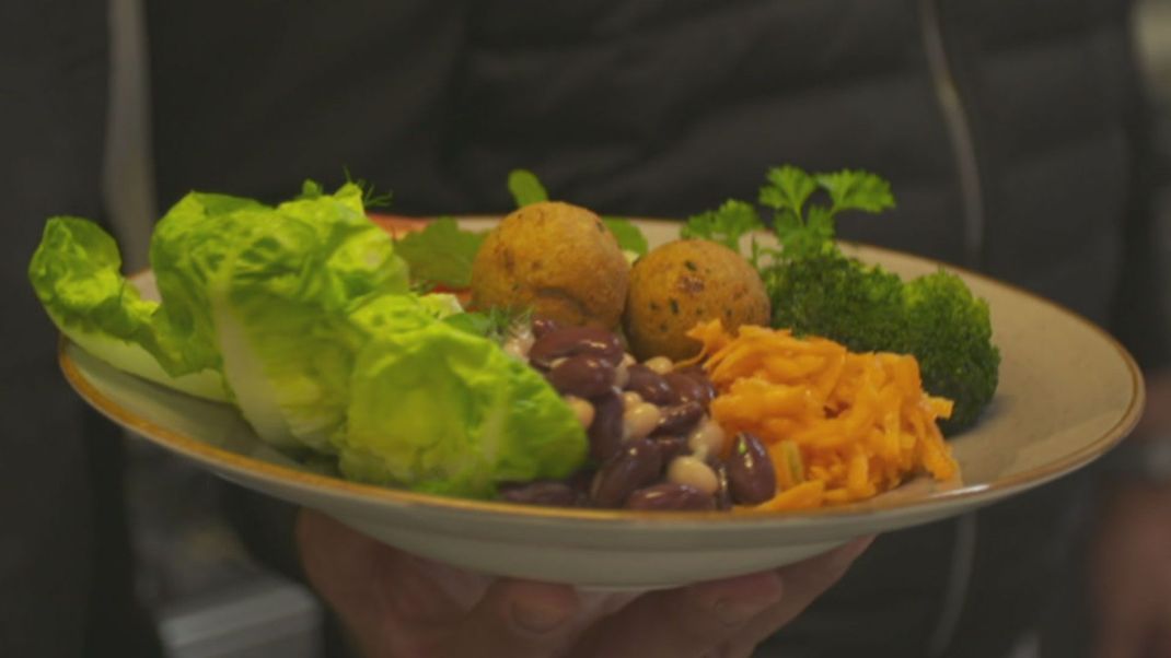 Gemüsebowl mit Duftreis und Falafel