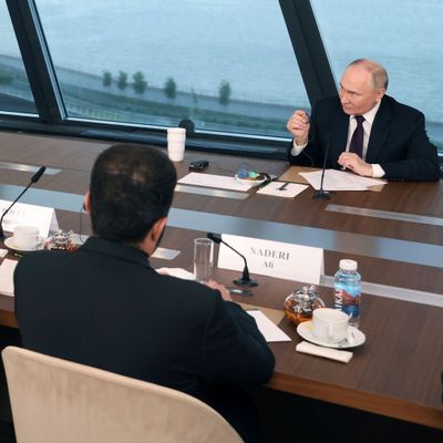 Russlands Präsident Wladimir Putin antwortet am 5. Juni 2024 beim Internationalen Wirtschaftsforum von St. Petersburg auf Fragen internationaler Nachrichtenagenturen. 
