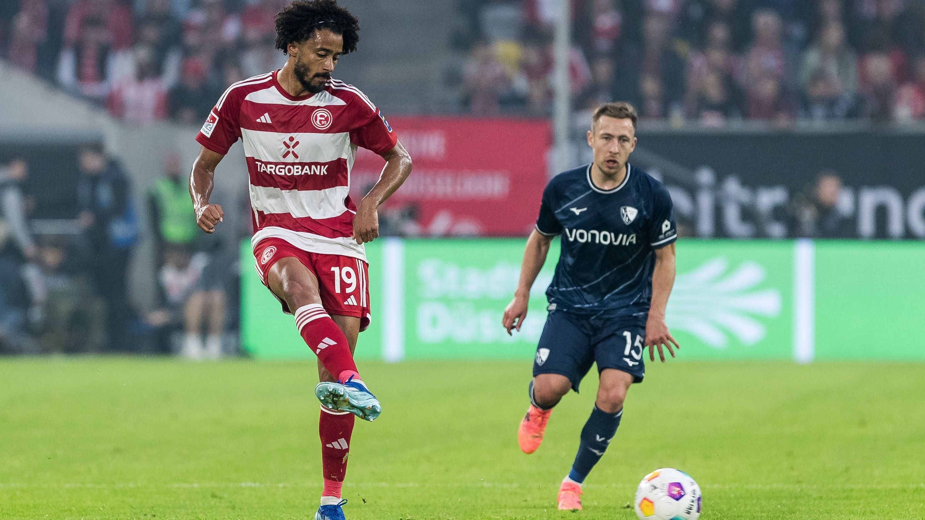 <strong>Emmanuel Iyoha (Fortuna Düsseldorf)</strong><br>Kann seinen Vordermann Tzolis kaum unterstützen und leistet sich viele Ungenauigkeiten und Fehlpässe. Offensiv kaum präsent, setzt eine gute Abschlusschance zudem weit über das Tor (55.). Ohne große Fehler bei den Gegentoren - dennoch ein unglücklicher Auftritt des 26-Jährigen. <strong><em>ran</em>-Note: 4</strong>