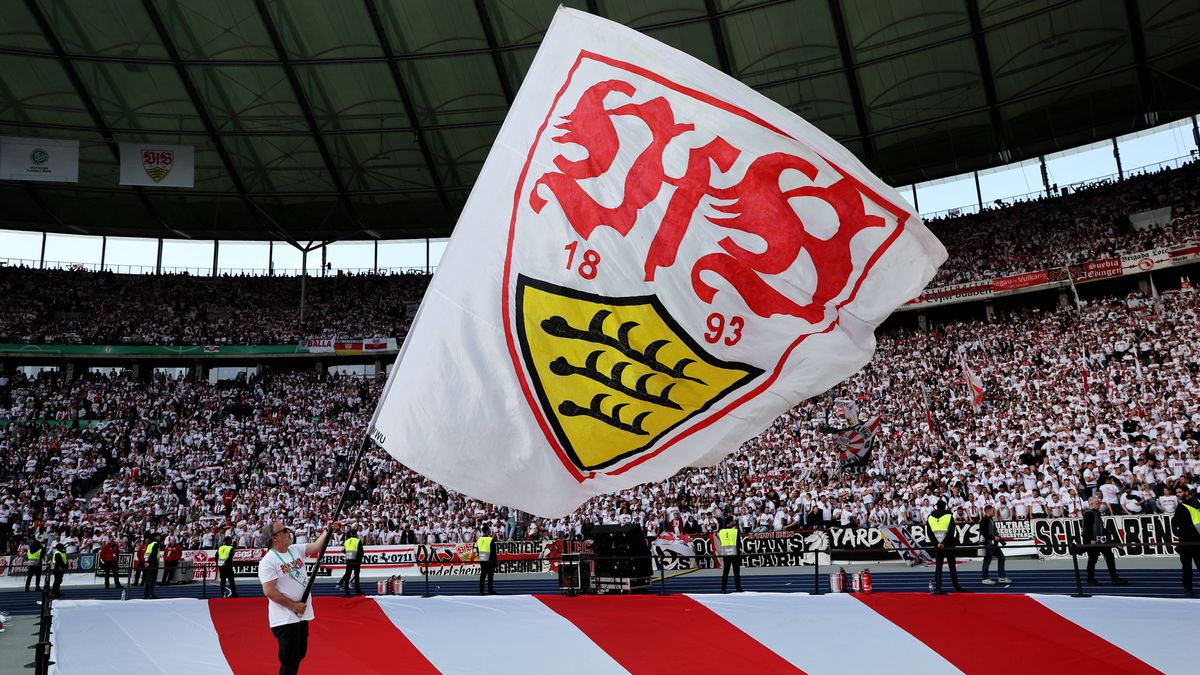 Berlin , Fussball DFB Pokal - Finale DSC Arminia Bielefeld vs. VfB Stuttgart , Stuttgarter Fankurve Gemäß den Vorgaben des DFB Deutschen Fußball Bundes ist es untersagt, in dem Stadion und oder vom...