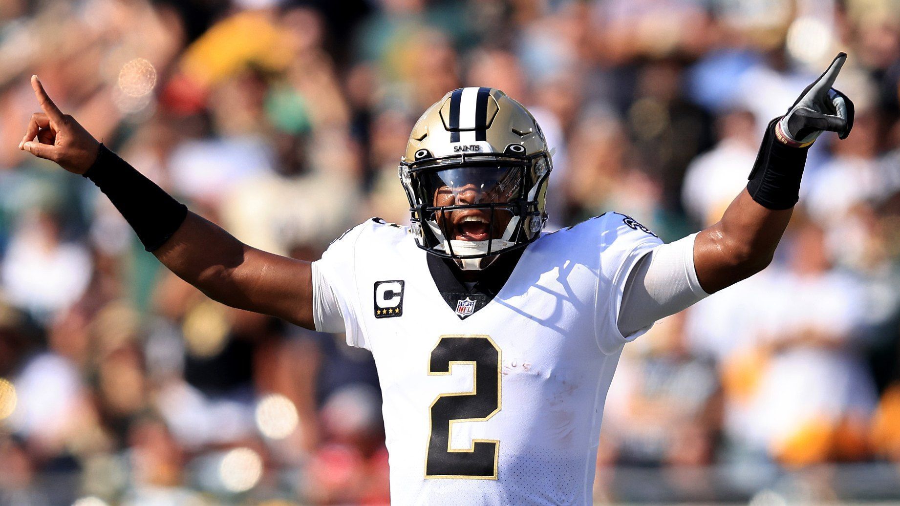 
                <strong>Jameis Winston: 85 Passing Touchdowns</strong><br>
                Hätte Jameis Winston gewusst, dass eine Augenoperation tatsächlich etwas bewirken kann, hätte er diese schon viel früher in seiner Karriere vornehmen lassen. Während er einst nicht einmal "Straßenschilder lesen konnte", präsentierte er sich gegen die Green Bay Packers zum Saisonstart präzise wie noch nie. Mit fünf Passing Touchdowns führt er die NFL nach der ersten Woche in dieser Kategorie an und befindet sich derzeit auf Rekordkurs. Rechnet man seine "On Pace"-Stats mit insgesamt 17 Spielen hoch, stünde er am Saisonende bei unfassbaren 85 Passing Touchdowns. Auch sein Optiker wäre sicherlich stolz auf ihn. 
              